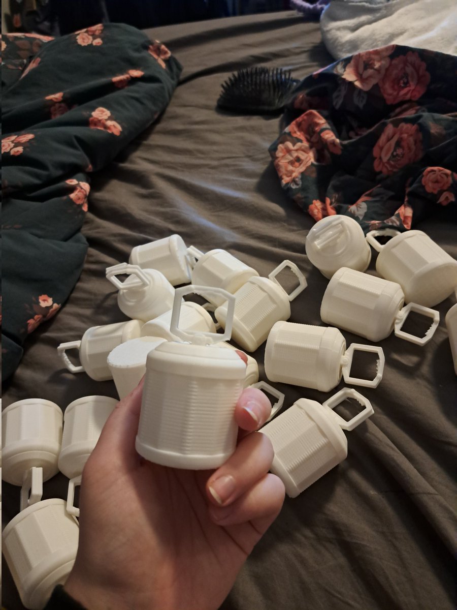 I got 20 golden trax stingers to give away at si! Make sure to catch me before theyre gone
Thank you to <a href="/yakirarage/">yara naafs</a> for printing them