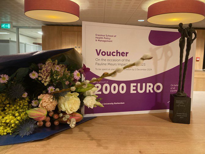 HSI_Erasmus's tweet photo. @ESHPM_EUR onderzoekers Daniëlle Cattel, Frank Eijkenaar, Celine Hendriks en Tadjo Gigengack hebben de @PaulineMeurs Impact Award gewonnen voor hun rol in expertisecentrum BUNDLE voor alternatieve zorgbekostiging. Uiteraard zijn zij erg trots en blij met deze mooie erkenning! https://t.co/5LIQkmXJsk
