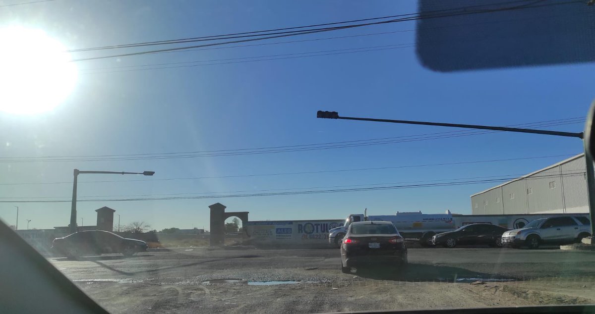ChuyonV's tweet photo. @CIDUE_HMO @HermosilloGob @tonoastiazaran tendremos que esperar a las campañas para que echen a jalar estos semáforos 🚦 que tanto hacen falta en Blvd Quiroga y Roberto Mejía??… Nótese los baches que acompañan este “bello” paisaje 😅 https://t.co/dpAJibdRSE