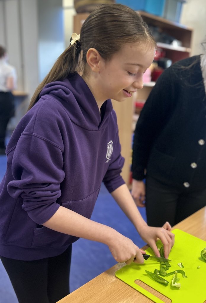 BoghallPSch's tweet photo. 🏴 Today P7 continued to explore multicultural Scotland!
🥘Did you know it’s an urban tale that Chicken Tikka Masala was invented in Glasgow?! Today we made our own!
👩🍳Our aim today was to up-level our knife skills from dicing to finely chopping!
@WlhwbChamps @WL_Equity https://t.co/whH55f4G2g