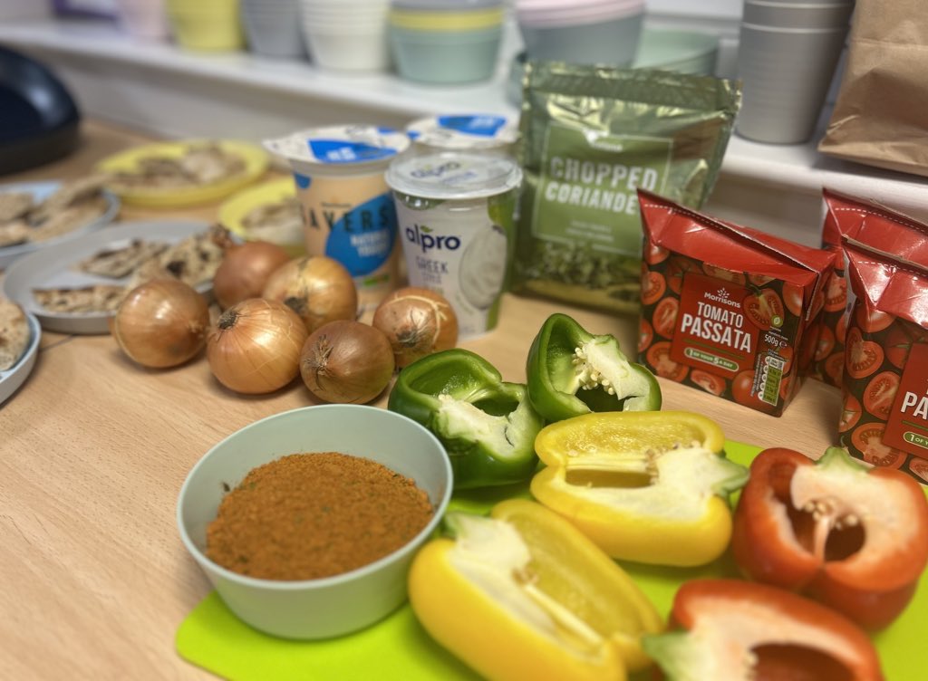 BoghallPSch's tweet photo. 🏴 Today P7 continued to explore multicultural Scotland!
🥘Did you know it’s an urban tale that Chicken Tikka Masala was invented in Glasgow?! Today we made our own!
👩🍳Our aim today was to up-level our knife skills from dicing to finely chopping!
@WlhwbChamps @WL_Equity https://t.co/whH55f4G2g