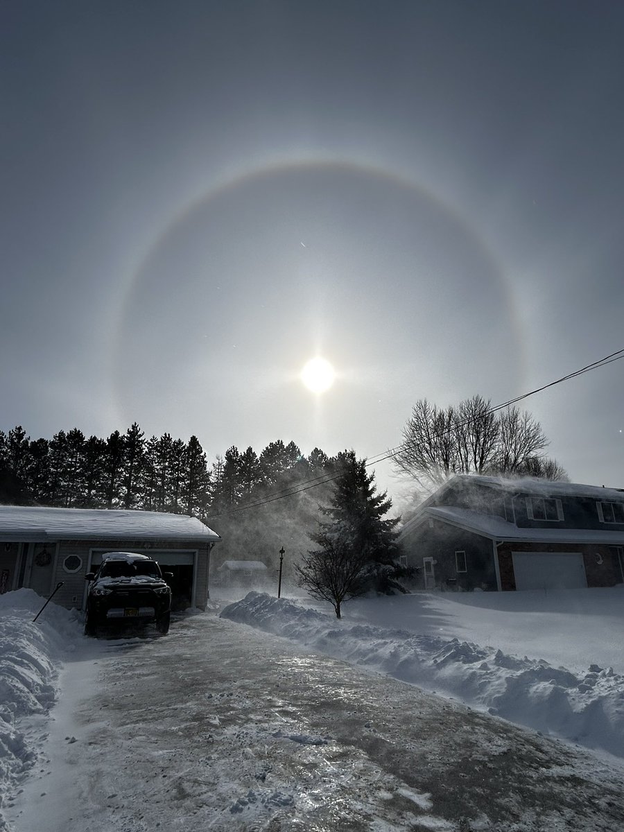 agow24's tweet photo. Sundog Sunday! The sun made a visit after the lake effect band headed back south towards #Buffalo . @weatherchannel @NWSBUFFALO @JimCantore @7WeatherWKBW #sundog #weather #lakeeffect #snow https://t.co/YFssjeFYFj