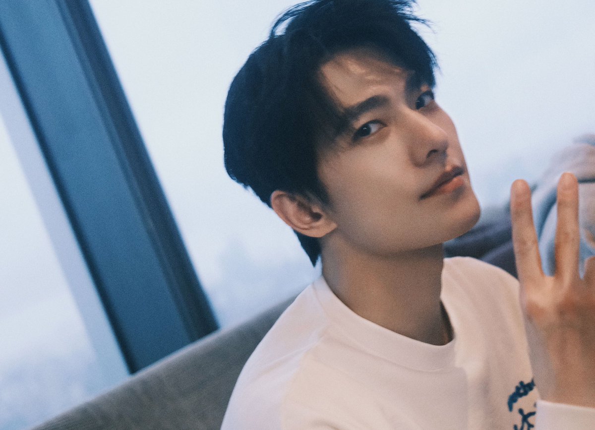 dramapotatoe's tweet photo. #YangYang’s team shares new snaps

#杨洋 https://t.co/5cf3Dvjw7c