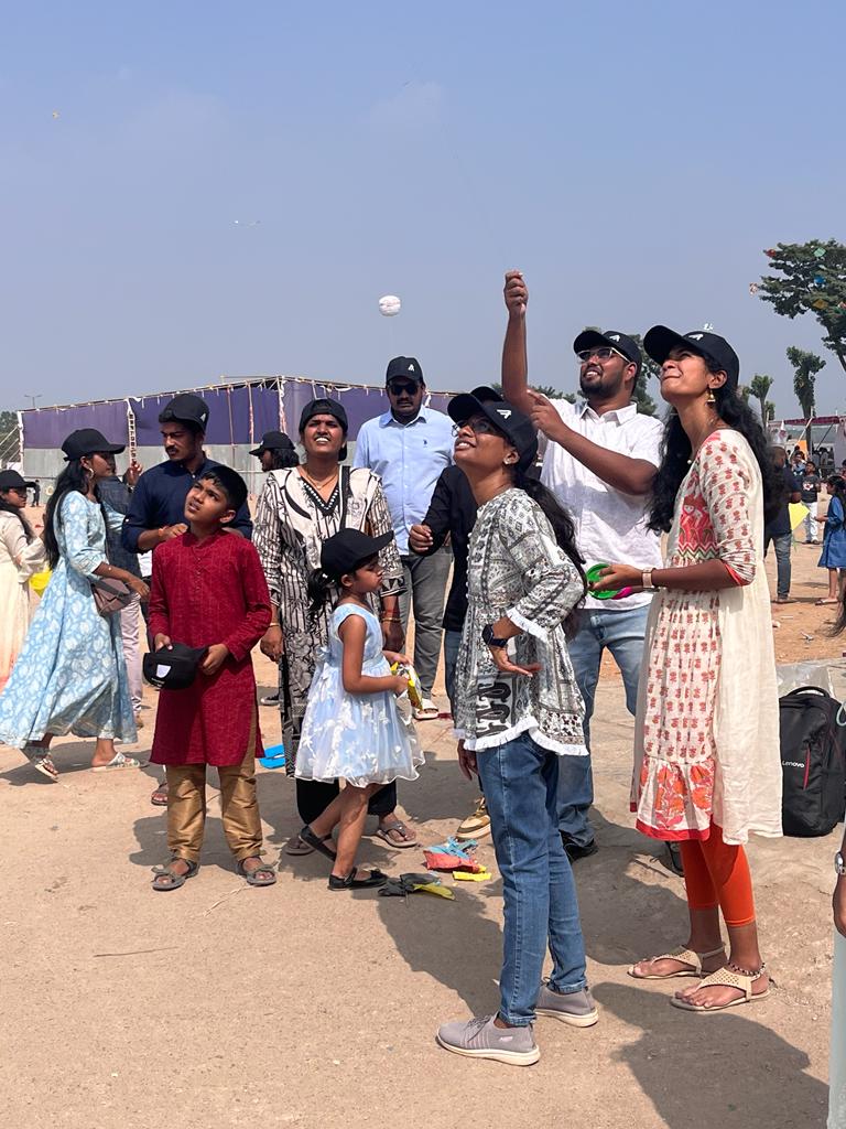 AkashMallareddy's tweet photo. I am happy to be a part of Algo Kite Festival hosted in my city Hyderabad π―
My BEST SANKRANTI so far β€οΈβπ₯ Thank You @Algo_Bharat for this Amazing Experience.
@AlgoFoundation @algodevs @anil_vikasa @niikkhhiil @mohita_algo @AlgorandClubs
#AlgorandFlyingHigh https://t.co/NRTmmMPsa2