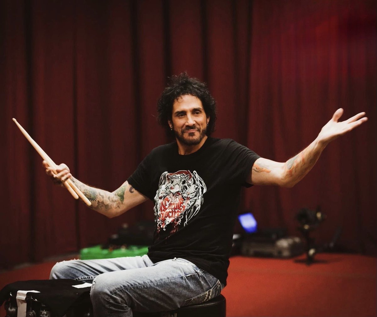 Happy Monday Folks! Embrace the new week with open arms 😆 
#PositiveVibes #NewWeekNewGoals  #DeenCastronovo
📷 Credit to photographer
