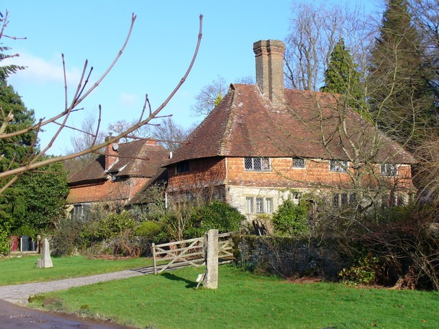 This is a very old Wealden house. It has stone ground floor, tile-hung upper floor, and tall brick chimneys. The lane is on the Sussex Border Path. Kingsley Green, West Sussex. #sussex #wealdenhouse #oldhouses #britishhistory #englishhistory #history