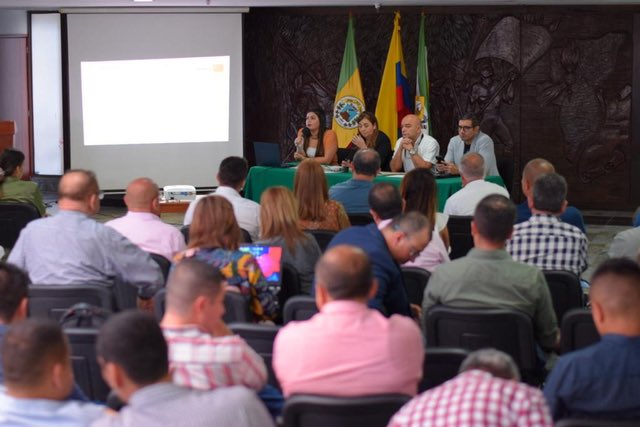 QuindioGob's tweet photo. 📚 ¡Arrancamos con entusiasmo el camino del aprendizaje en el Quindío! 💙 Los rectores de nuestras 54 Instituciones Educativas se reunieron con la nueva administración de @juanmigalvisB para planear juntos este emocionante año. @edu_quindio y su equipo están comprometidos en escuchar y actuar, ¡asegurando el Programa de Alimentación Escolar desde el primer día de clases! 🍏✨ También, unidos con las alcaldías para garantizar el transporte escolar. 🚌📆 ¡Juntos por una educación llena de éxito! 🌟 
#EducaciónConCorazón #QuindíoEducativo #AprendiendoJuntos