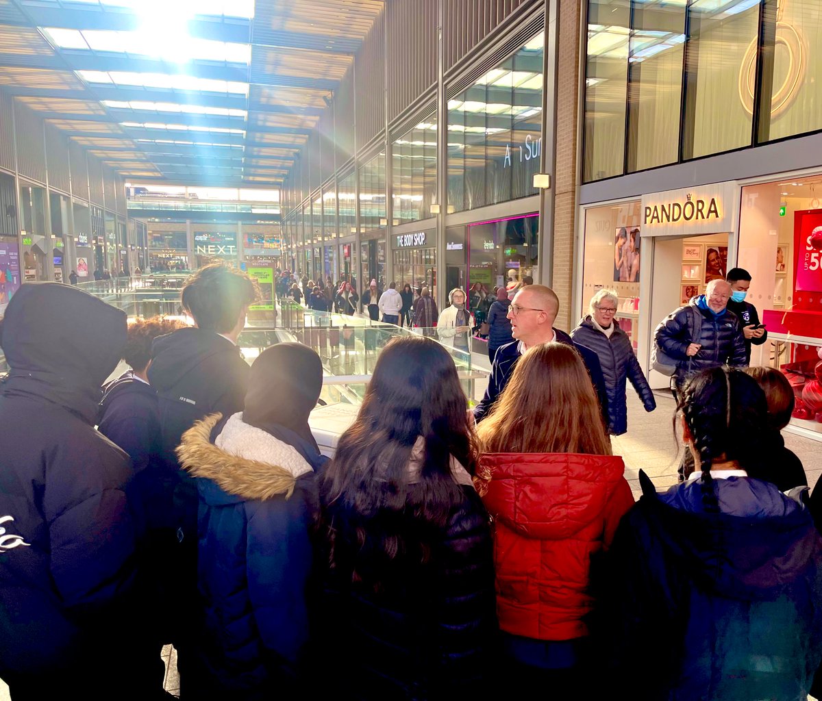 What an amazing day launching the Made in Oxford challenge with @WestgateOxford, part of our national programme with @LandsecGroup. Teams from @GreyfriarsOx & @OxfordSpiresAc will design what they want the #FutureOfRetail to look like. #MadeInLandsec #ESG #SocialValue 🚀🎉💡