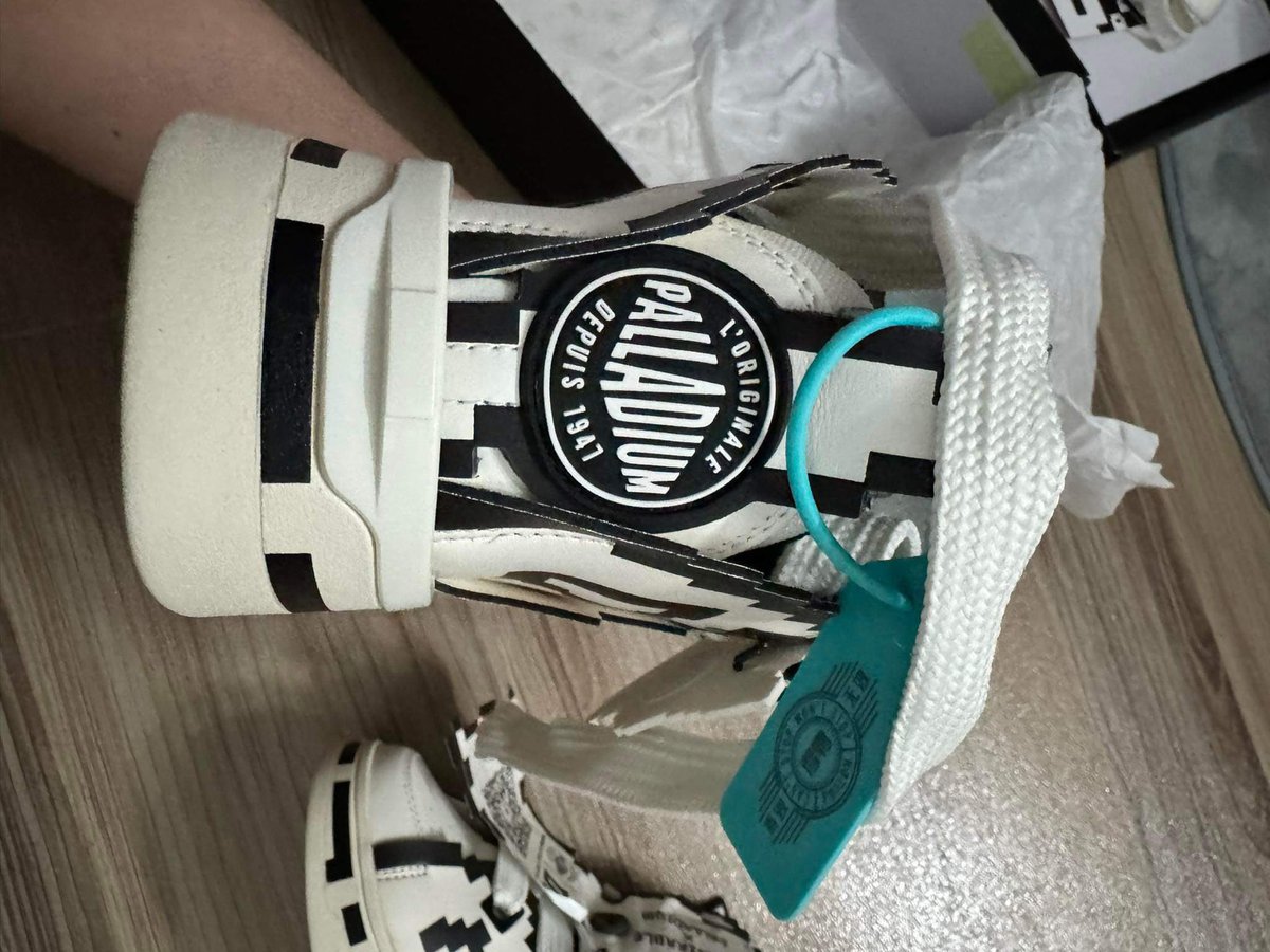 dtl_im's tweet photo. I want to sell these shoes with proof of purchase and inspection. 
✈️ International shipping available. size 37
 #ddesirable #wanghedi #DylanWangxLVMenFW24 #DylanWang #DylanWangxWeiboNight2023 #ddesirableoffical https://t.co/QSTbD4ycGN