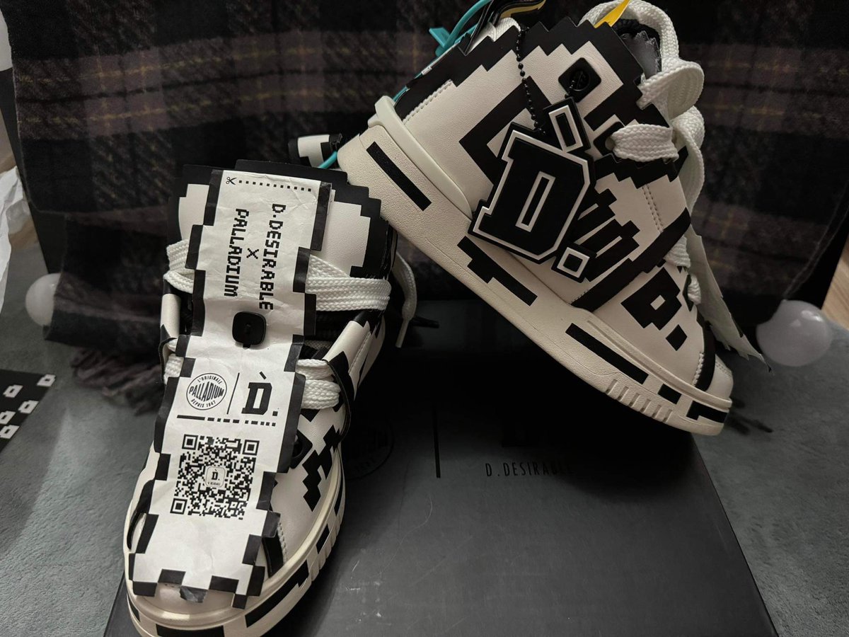 dtl_im's tweet photo. I want to sell these shoes with proof of purchase and inspection. 
✈️ International shipping available. size 37
 #ddesirable #wanghedi #DylanWangxLVMenFW24 #DylanWang #DylanWangxWeiboNight2023 #ddesirableoffical https://t.co/QSTbD4ycGN