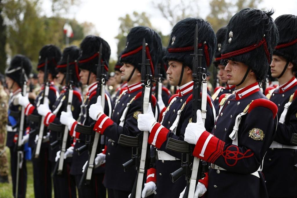 #CulturaDifesa 
Sai qual era in origine la funzione del berrettone in pelo d'orso indossato ancora oggi dai #Granatieri durante le cerimonie❓ 

Oltre a fornire protezione dai colpi di sciabola, aggiungeva altezza ai militari impressionando il nemico sul campo di battaglia.