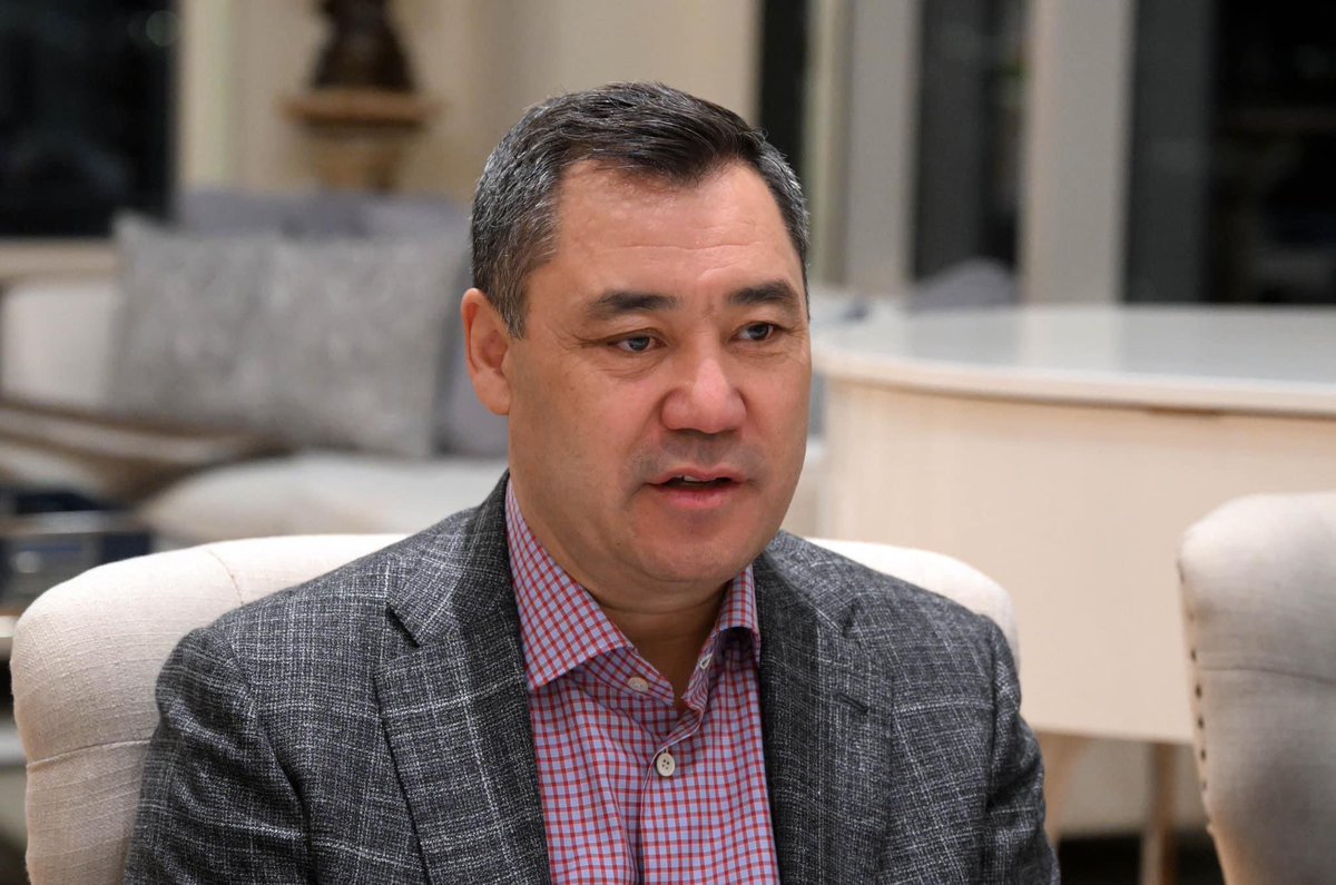 Sonra: "Neden Kırgızistan'da her 5 yılda bir darbe oluyor?" diye soruyorlar. 
Bu yaratık Tacikistan ile sınır anlaşmazlığı sırasında ortalıktan kayboldu. Şimdi de bayrağı değiştirdi, üstelik milletin isyan ve gözyaşlarına rağmen. 
Allah belanı versin <a href="/sadyrzhaparov/">Садыр Жапаров / Sadyr Zhaparov</a>