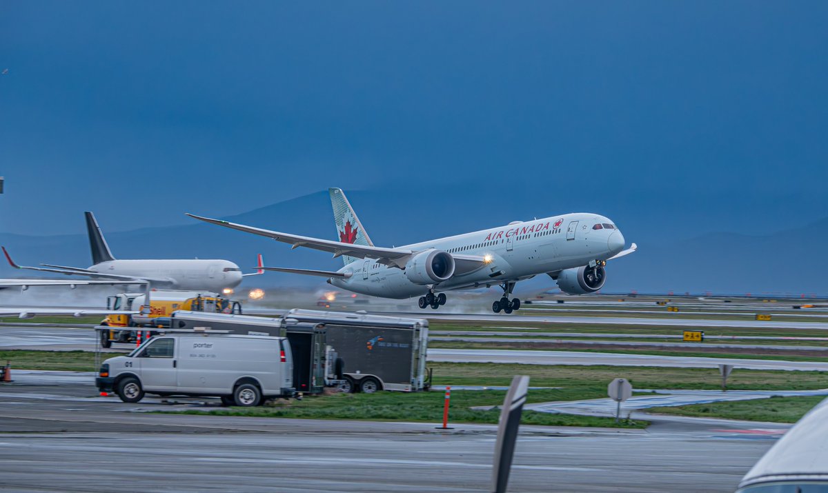 AirborneYVR's tweet photo. 🇨🇦 @AirCanada 
✈️ @Boeing 787-9 Dreamliner
📄 C-FGDT
📍 @YvrAirport
.
.
#YVR #avgeek #aviation #aviationlovers #aviationphotography #aviationdaily #planespotter #planespotting #photography #boeing #airbus #aircanada https://t.co/vtUNaMWq7x