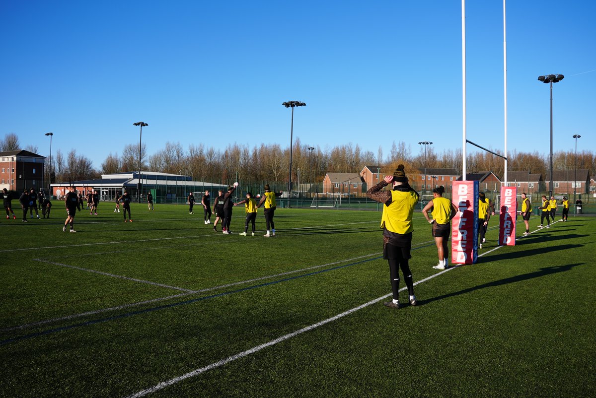 LeighLeopardsRL's tweet photo. 𝗥𝗘𝗧𝗨𝗥𝗡 𝗧𝗢 𝗟𝗘𝗜𝗚𝗛 🥶

Safe to say our first training session back in Leigh was a bit colder than last week's sessions. https://t.co/Zmctft1xK3
