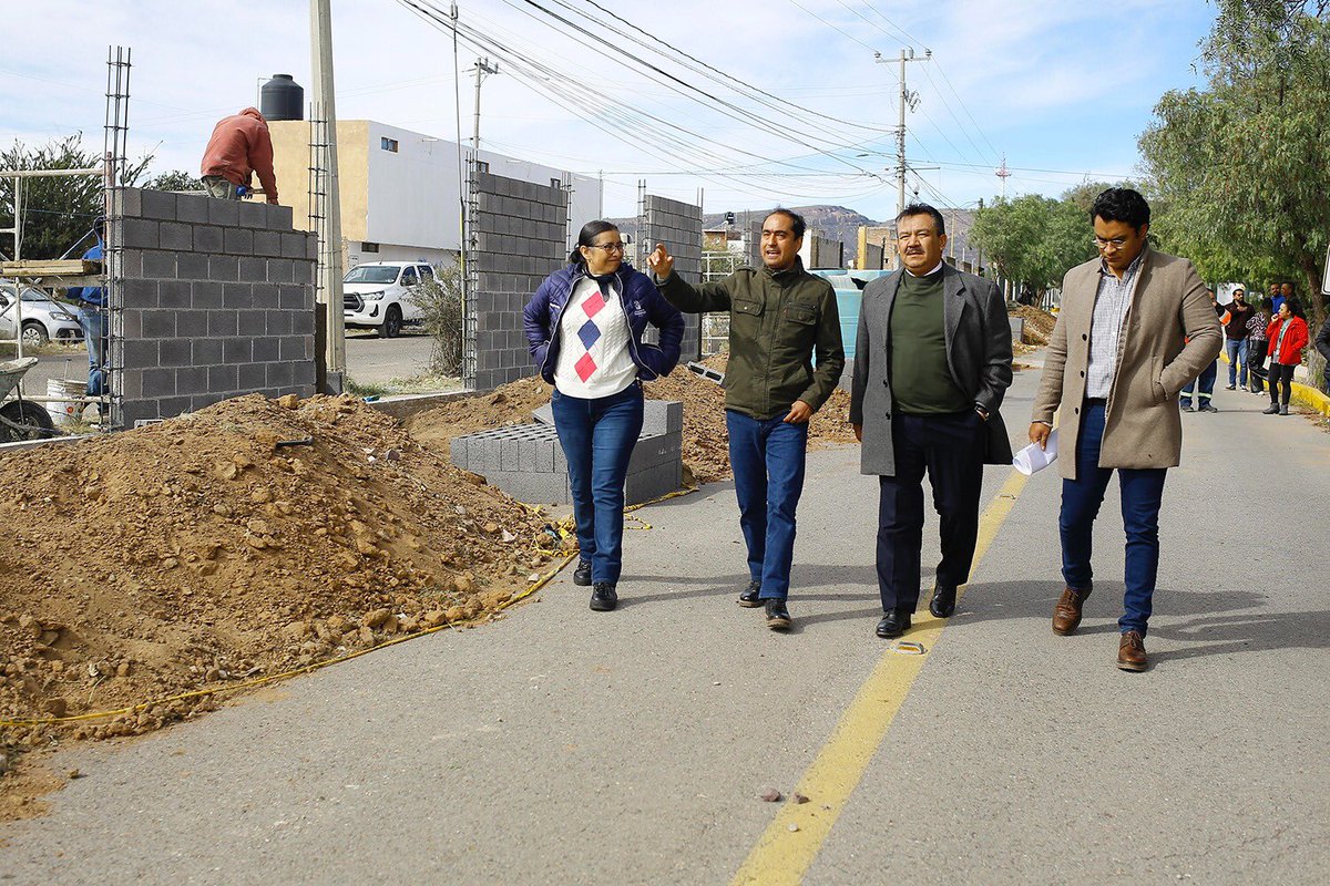 VisioNoticiaZac's tweet photo. Supervisa Pepe Saldívar construcción de muro perimetral en la UTZAC
https://t.co/RmeMnJ3Rcv https://t.co/ri4b73ttPT