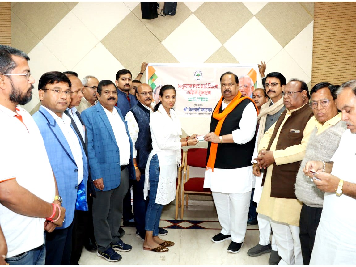 projsratlam's tweet photo. आयुष्मान भारत योजना में रतलाम को नंबर वन बनाना है : #MSME मंत्री श्री @ChetanyaKasyap
-
शहर के 50 हजार से अधिक हितग्राहियों के घर तक पहुंचेगा पीवीसी आयुष्मान कार्ड।
-
@minmpmsme
#JansamparkMP 
#prortm
-
RM- https://t.co/PwMa5iBL4R https://t.co/AJG6bayPO6