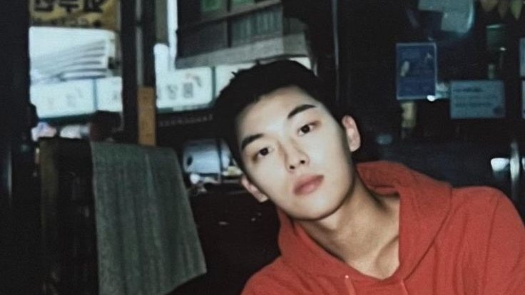 im alive and sooooo freaking tired, please save me from this hell. waking up at 6am when its dark and cold as fuck makes me rethink life as a whole. i hope ure all good. atleast my face is still serving.