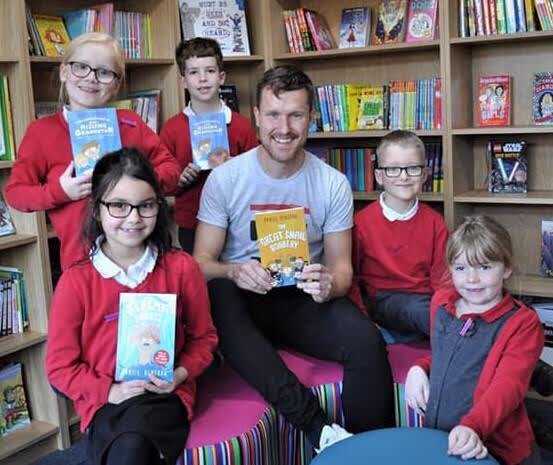 AuthorHenshaw's tweet photo. Hello #PrimarySchools! 👋 
I still have a day available during #WorldBookWeek! 
And lots of days in the weeks before/after. 
Get in touch if you want to talk about books, do some writing stuff and, most importantly, have a proper laugh 🤪 
#WorldBookDay 
#WBD 
#WorldBookDay2024 https://t.co/8f8VmgIzxs