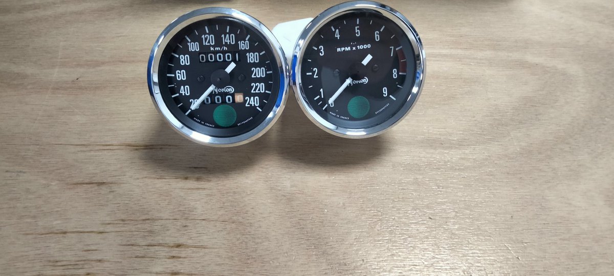 InfoInstruments's tweet photo. Setje Norton tellers na revisie.
Die gaan weer gebruikt worden in het zonnige Spanje. https://t.co/pPoOCwYyX9
