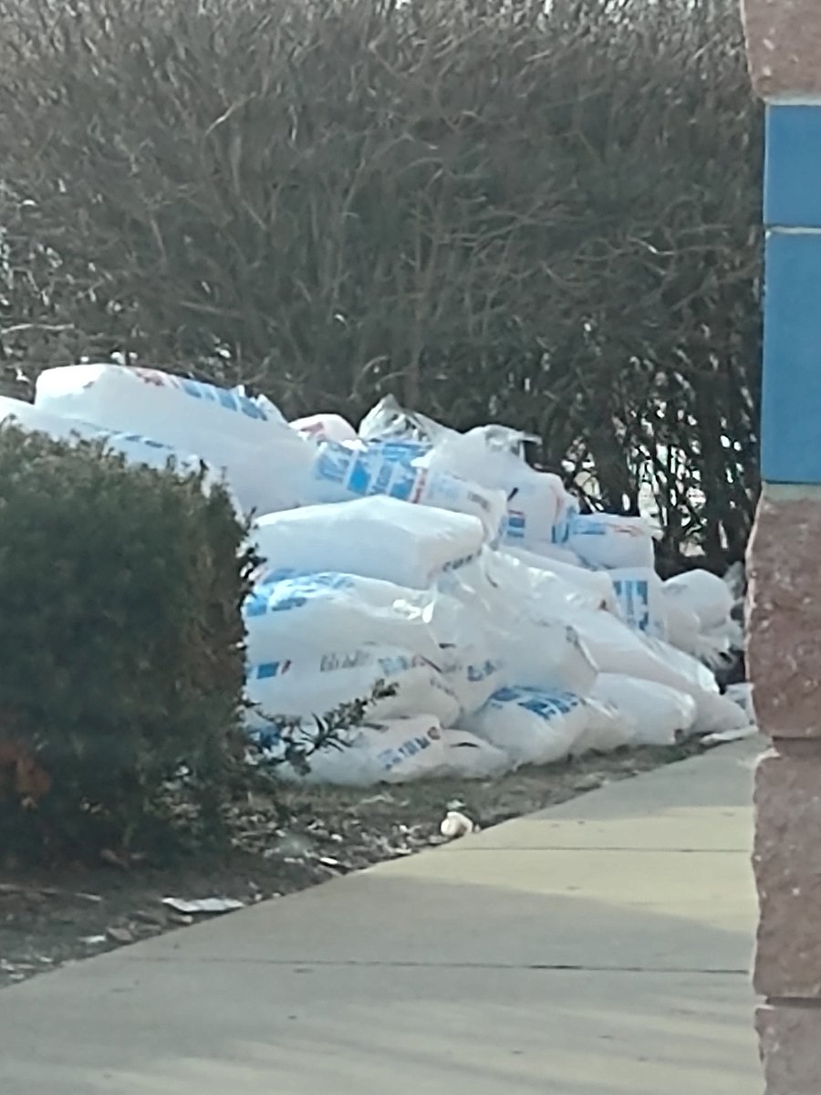 kass327's tweet photo. You know it's cold when the convenience store is storing the bags of ice outside. https://t.co/dgK0TB6qnk