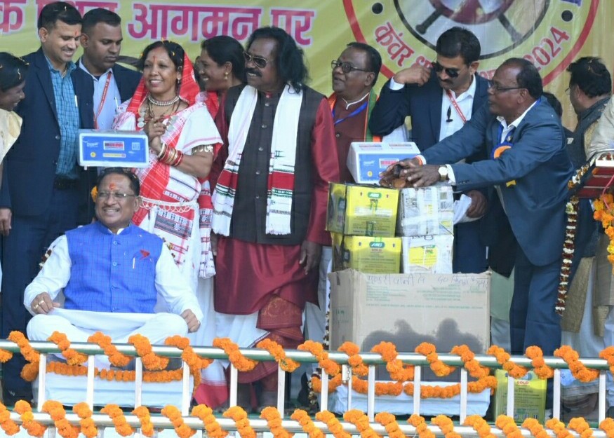 vishnudsai's tweet photo. कंवर समाज के प्रेम व स्नेह की डोर का बंधन...

आज मेरे गृह @JashpurDist के फरसाबहार विकासखण्ड अंतर्गत पमशाला में कंवर समाज द्वारा जो अतुलित प्रेम की वर्षा मुझ पर की है उसके लिए मैं समाज का सदा ऋणि रहूंगा। 

कंवर समाज के लोगों ने छत्तीसगढ़ी व्यंजन ऐल्सा (अनरसा) रोटी से तुलादान कर मेरा भव्य स्वागत किया है उसके लिए समाज का हृदय की गहराईयों से आभार। 

ऐल्सा रोटी चावल के आटे और गुड़ से बनाया गया एक मीठा पकवान है। जिसे कंवर समाज द्वारा तीज-त्यौहारों, उत्सवों और शुभ कार्यों के अवसर पर बनाया जाता है।