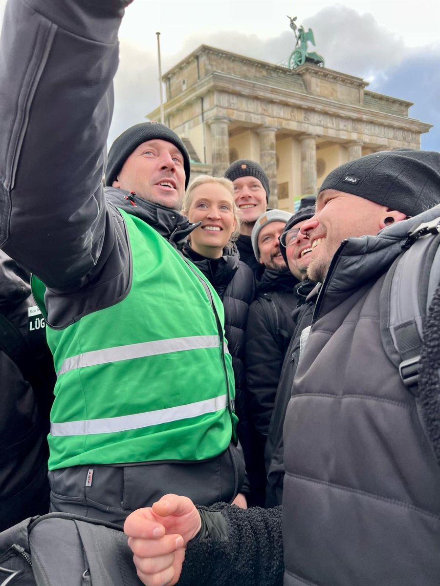 Alice_Weidel's tweet photo. Ich habe die Gelegenheit genutzt, mir vor ein Ort ein Bild der #Unternehmerproteste bei #B1501 zu machen - und mit all den Bürgern ins Gespräch zu kommen, die dank der #Ampel in eine ungewisse Zukunft blicken. Herzlichen Dank für viele gute Gespräche, Selfies oder einfach nur ein kurzes Händeschütteln. Gemeinsam sind wir stark!  #DeshalbAfD #AfD