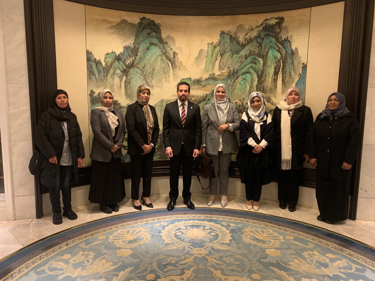 CPofLibya's tweet photo. حرصاً منا على ضمان المشاركة الكاملة لكل الفعاليات والقوى المجتمعية ، استقبلنا وفداً متميزاً من القيادات النسائية في مختلف القطاعات والمجالات ومن مختلف مناطق بلادنا العزيزة . ناقشنا مع هذا الجمع الكريم ما تمثله المرأة في مجتمعنا المتميز ودورها في المساهمة في احلال السلام وتحقيق الاستقرار الغائب عن وطننا.

كما تشرفت أيضاً بلقاء وفد من أعضاء محترمين من مجلس النواب الذين نقلوا الي��ا ملاحظاتهم وملاحظات قاطني المناطق التي يمثلونها في بنية الحوار الوطني والجهود الرامية إلى إنجاحه تحت مظلة الشرعية الدستورية الملكية ، وأكبرنا لهم طرحهم الجاد والصريح الذي يمهد الطريق للوصول إلى جادة الصواب باذن الله.

حفظ الله #ليبيا وشعبها الكريم