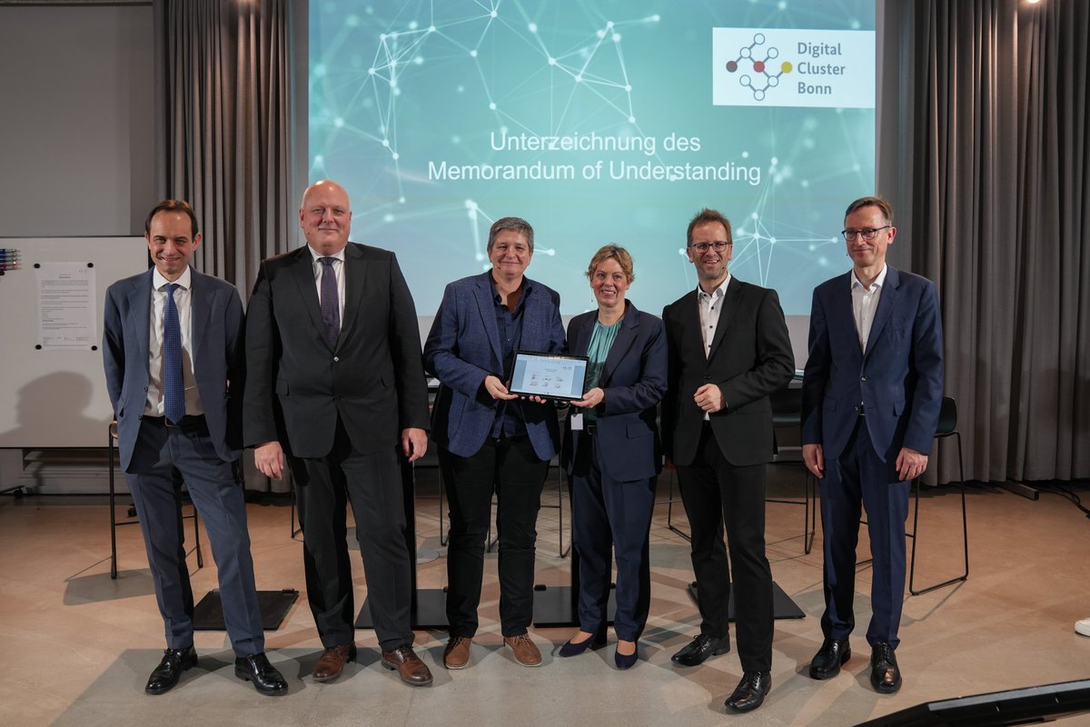 Für kluge &amp; effiziente Spielregeln im Digitalbereich braucht es keine Solisten sondern eine gute Zusammenarbeit aller Behörden, die sich mit zukunftsweisenden Fragen wie Daten- &amp; Plattformregulierung beschäftigen. Danke an <a href="/Kartellamt/">Bundeskartellamt</a>, <a href="/BSI_Bund/">BSI</a>, #BfDI, #BfJ &amp; @BaFin_Bund #Bonn