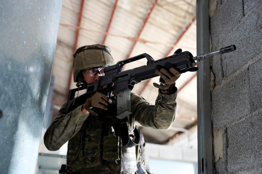 COMGEMEL_ET's tweet photo. La 13ªCia, #IBandera, continuando con el programa de preparación del Tercio Gran Capitán 1º de La Legion, #TERLEG1 , todo nuestro esfuerzo en mejorar nuestra instrucción a través de unas jornadas dedicadas al sistema de “simulador de Duelo“. #COMGEMEL @MCANA_ET #SomosTuEjército🇪🇸 https://t.co/ew77tbQrg0
