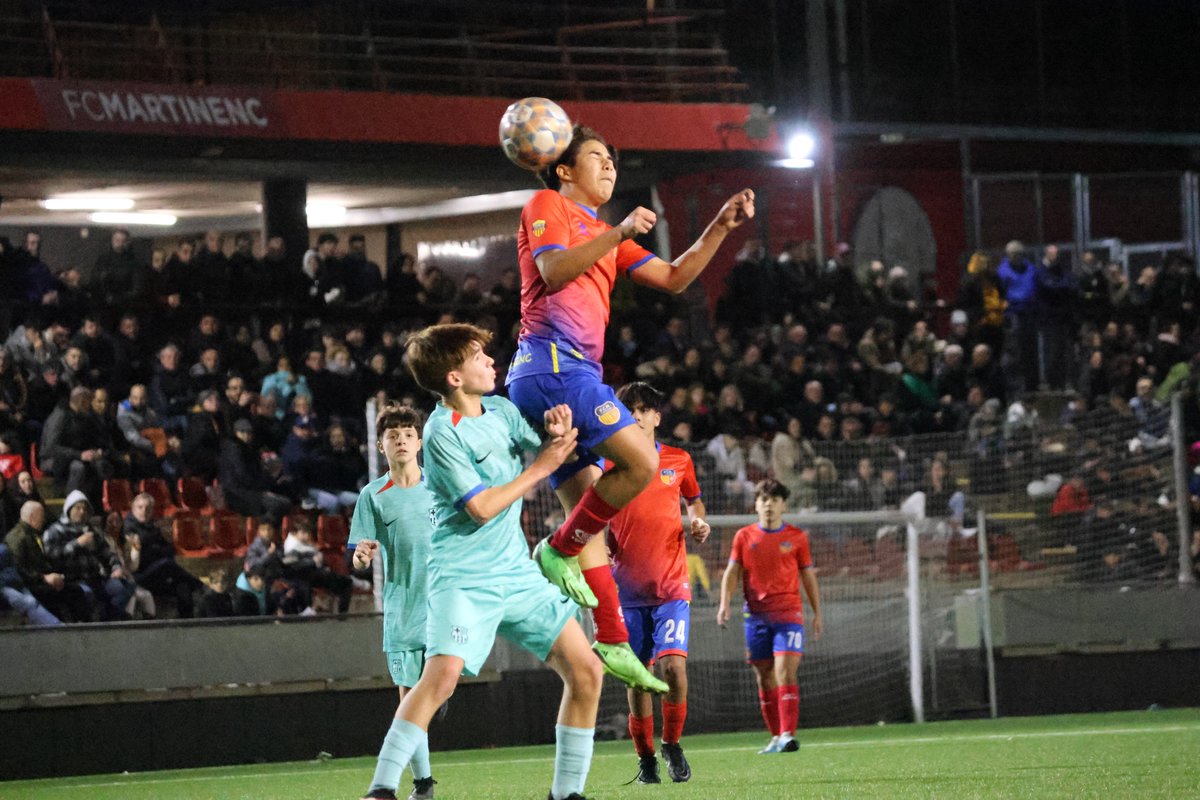 ⚽️ L'Infantil A Masculí del #FCMartinenc queia aquest diumenge davant el Barça (@FCBMasia) en un partit en què competien en tot moment (2-4).

👏 En un #Guinardó entregat a l'equip!

🚀 A continuar creixent a la Divisió d'Honor, EQUIP!

[📷 Marcos Castillo]

#SomMartinenc