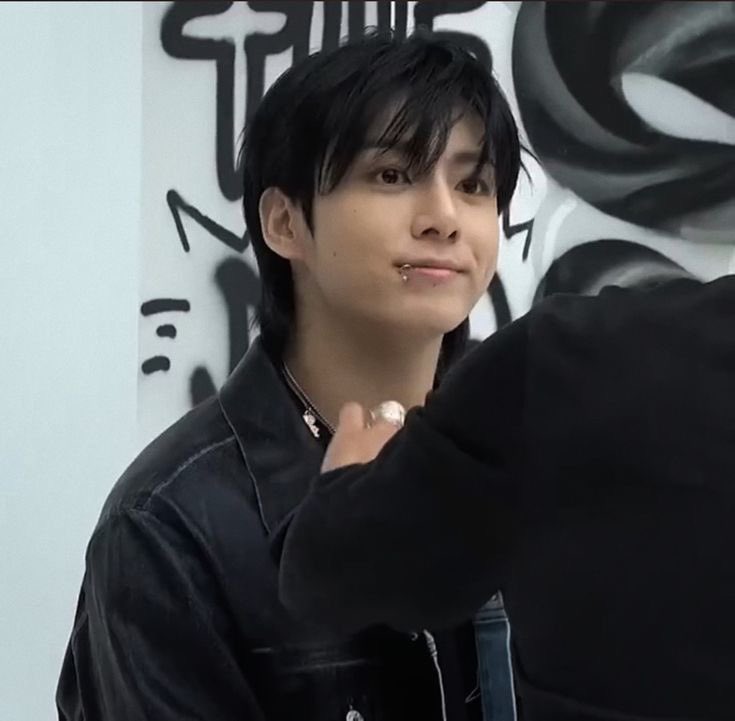 hopekoobii's tweet photo. What if what if what if: 🐦‍⬛

Crow hybrid koo who always brings his boyfriends shiny things that he may or may not have stolen, he can’t help that it’s instinctual. His hyungs can’t get mad at him when he shows them his big, wide, inquisitive eyes 🥹 https://t.co/wuMTOTbILO
