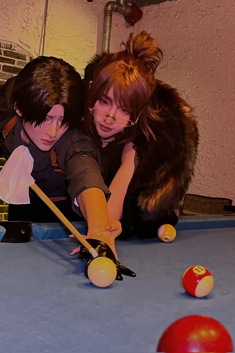 xiaoche0807's tweet photo. #リヴァハン #Levihan #cosplay #cos 
“注意手腕....这个角度更好 ，利威尔。”
黑道老大和她的二把手
看着好像四爱小妈（。） https://t.co/W0KbM6FrnP