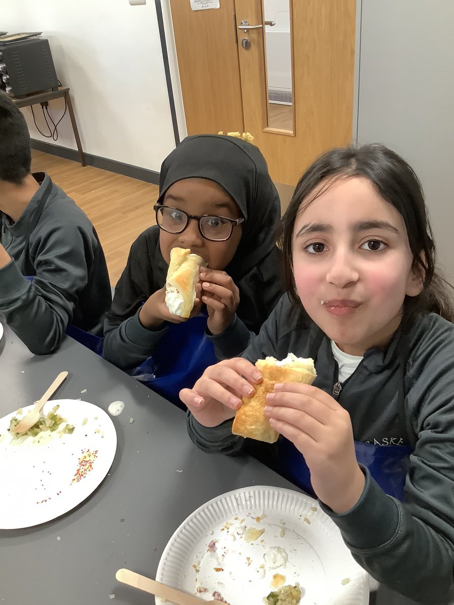 GaskellPrimary's tweet photo. 4H had an amazing Italian cooking experience. We made Risotto ai Fungi and cannoncini @GaskellPrimary #classroomkitchen https://t.co/KRt9D90fYB