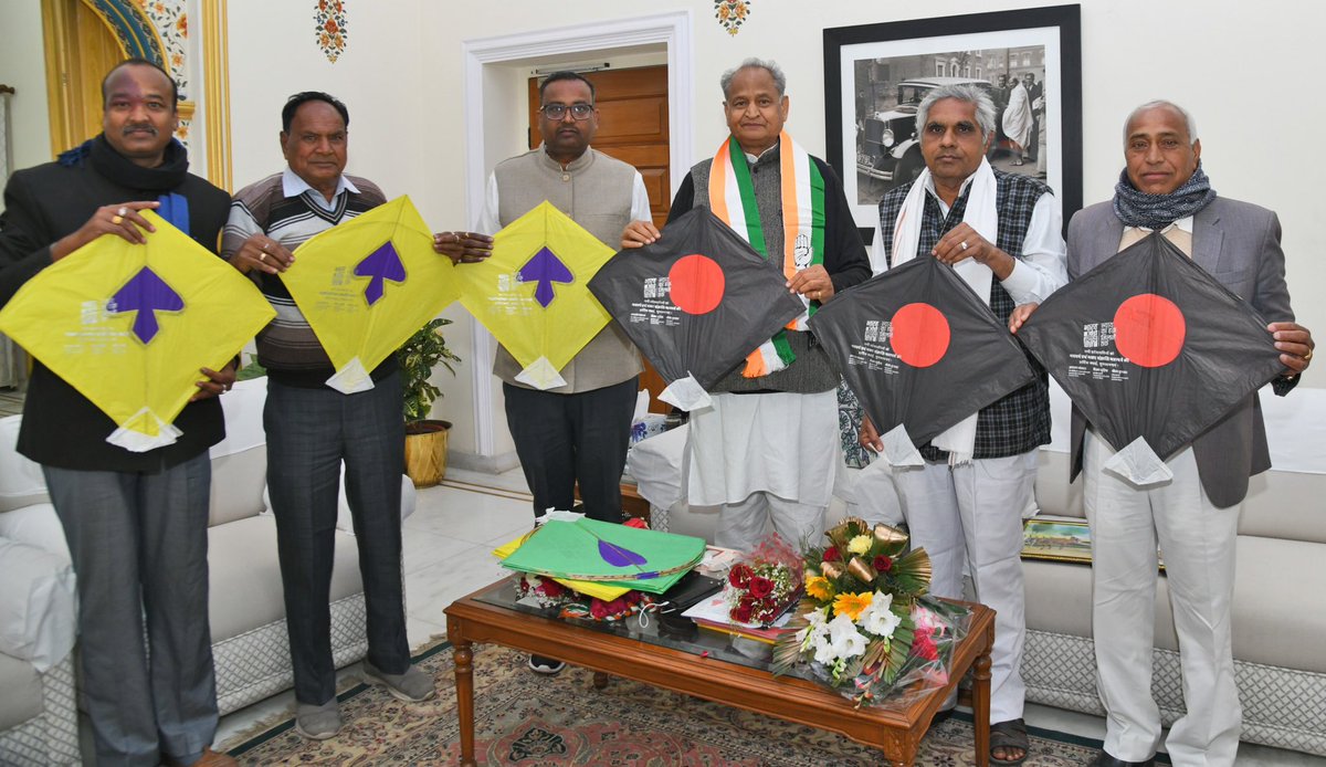 ashokgehlot51's tweet photo. पतंग से दिया संदेश,
न्याय संग चले देश।

आज मकर संक्रांति पर श्री @RahulGandhi जी के सशक्त नेतृव में चलायमान #BharatJodoNyayaYatra के द्वितीय चरण का प्रारंभ पतंगों में उल्लिखित संदेशों के विमोचन द्वारा किया।

भिन्न-भिन्न रंगों व आकारों की ये पतंगे विभिन्न धर्मों, वर्गों व पंथों की एकता के संदेशों की संवाहक बनेंगीं।

इस दौरान राजस्थान प्रदेश कांग्रेस कमेटी ओबीसी विभाग के प्रदेश पदाधिकारी श्री श्रीचंद खुड़िया, श्री विजय खुड़िया, श्री राम सहाय सैनी, श्री अमर मंडावरा व श्री नाथूलाल सैनी उपस्थित रहे।