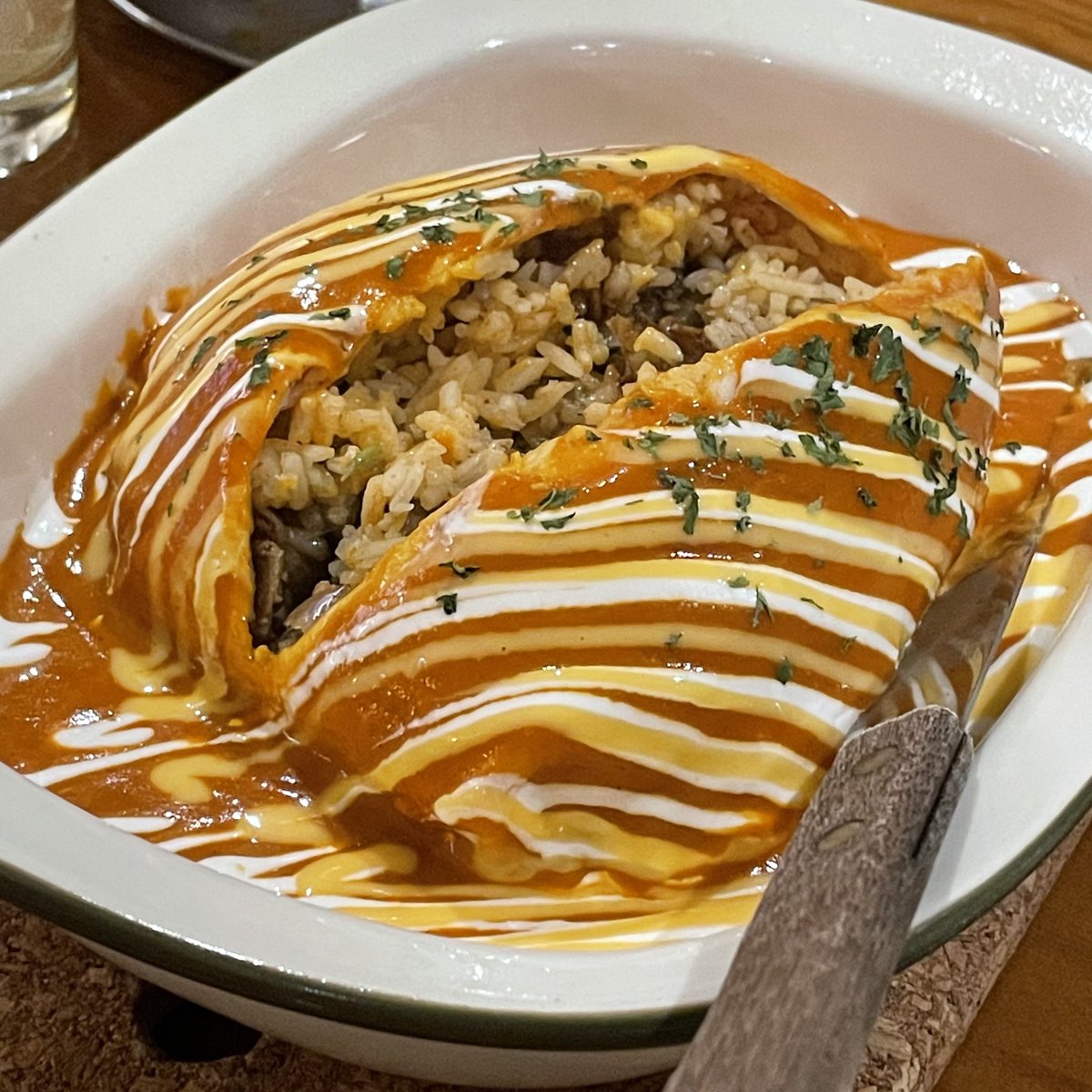eating_omok's tweet photo. 사당 칵토

플래터 고기도 냄새가 나거나 하지 않고 맛있었고, 양도 꽤 많다 (넷이 플래터 하나, 엔칠라다 하나 먹고 배부름) 다만 신규오픈이라 그런지 주방 속도가 느리고… 엔칠라다 주문도 누락되어서 메뉴를 오만년 기다렸다💦
와중에 메뉴가 누락돼 죄송하다며 주신 피코 프라이는 맛있고 난리; https://t.co/QprNRii202