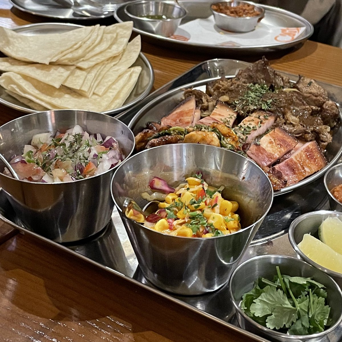 eating_omok's tweet photo. 사당 칵토

플래터 고기도 냄새가 나거나 하지 않고 맛있었고, 양도 꽤 많다 (넷이 플래터 하나, 엔칠라다 하나 먹고 배부름) 다만 신규오픈이라 그런지 주방 속도가 느리고… 엔칠라다 주문도 누락되어서 메뉴를 오만년 기다렸다💦
와중에 메뉴가 누락돼 죄송하다며 주신 피코 프라이는 맛있고 난리; https://t.co/QprNRii202