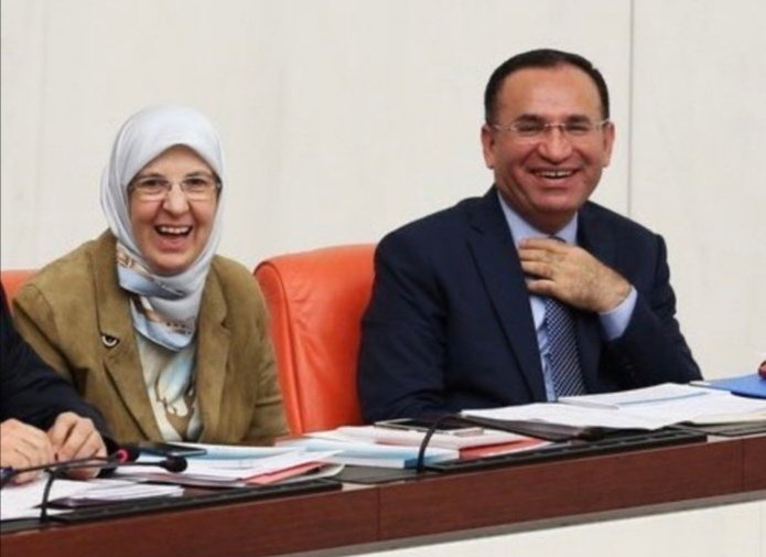 Binlercesi var ama benim en tiksindiğim, iğrendiğim  ;
AK parti  temsilcileri olan bu iki kişinin fotoğrafıdır...
Biz utandık, siz utanmadınız...
#ÇocuklarımızTehlikede
#Pazartesi