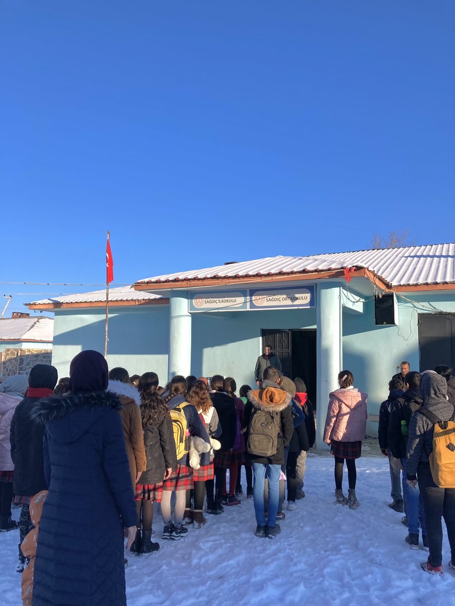 Pençe-Kilit harekat bölgesinde çıkan çatışmada şehit olan kahraman askerlerimiz için 1 dakikalık saygı duruşunda bulunuldu. 🇹🇷