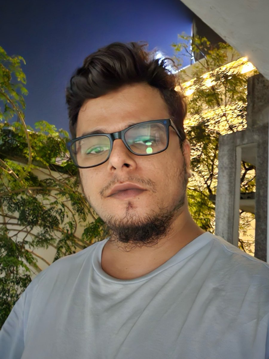 Sharon_Bava's tweet photo. Night selfies comparison. 

Galaxy S23 Ultra vs iPhone 15 Pro Max

1) S23u Portrait
2) 15PM Portrait
3) S23u normal
4) 15PM normal https://t.co/U1Wlb8OF8d