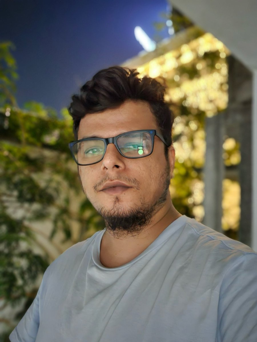 Sharon_Bava's tweet photo. Night selfies comparison. 

Galaxy S23 Ultra vs iPhone 15 Pro Max

1) S23u Portrait
2) 15PM Portrait
3) S23u normal
4) 15PM normal https://t.co/U1Wlb8OF8d