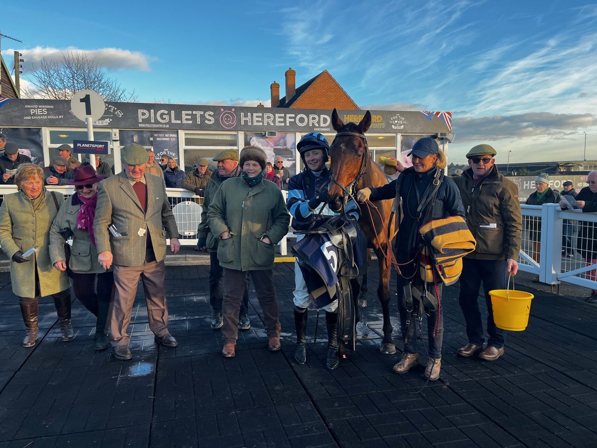 RACE 5 RESULT - Daily Racing Specials @planetsportbet Handicap Chase 🥇 Famoso 🥈 Herecomeshogan 🥉 Benny Silver Jockey: @StanSheppard9 Trainer: @Shep84Matt Owners: The Evron Experience