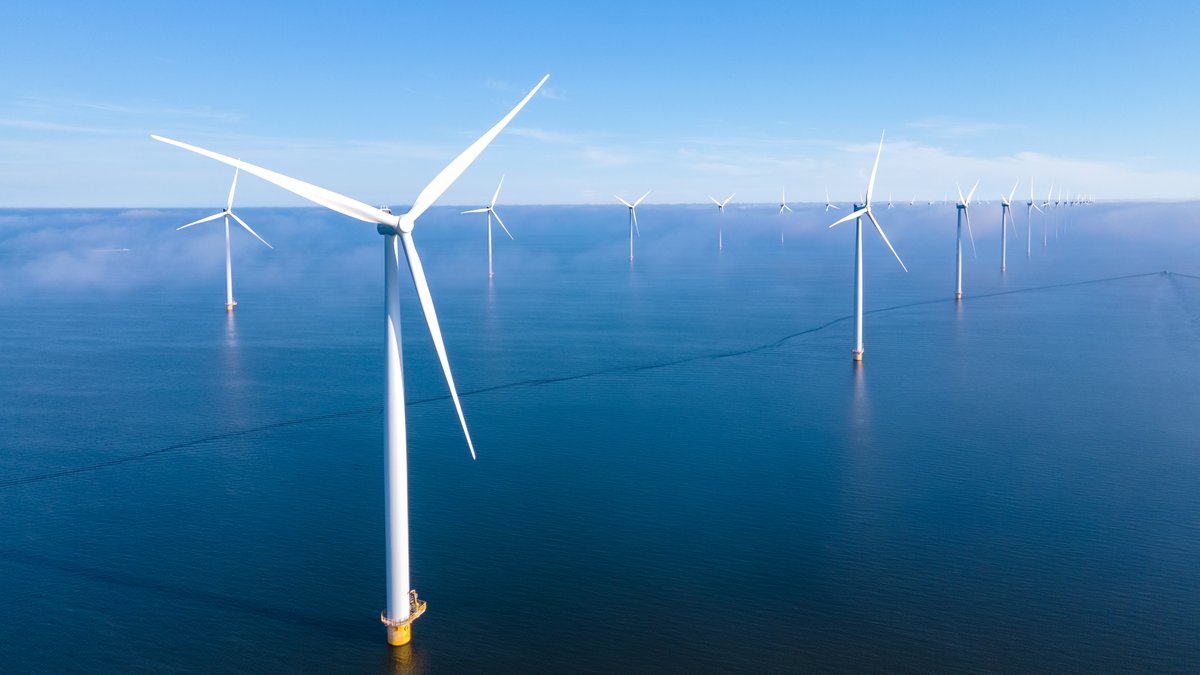 GlobalFishWatch's tweet photo. 🧠 #DYK that offshore wind installations are growing exponentially and now outnumber oil platforms?
📊 Our new study, published in @Nature, provides insight into this groundbreaking research.
🌐 More here: https://t.co/1GHSZPNQBB | #BigData #AISData #MachineLearning https://t.co/O4Px7mjbln