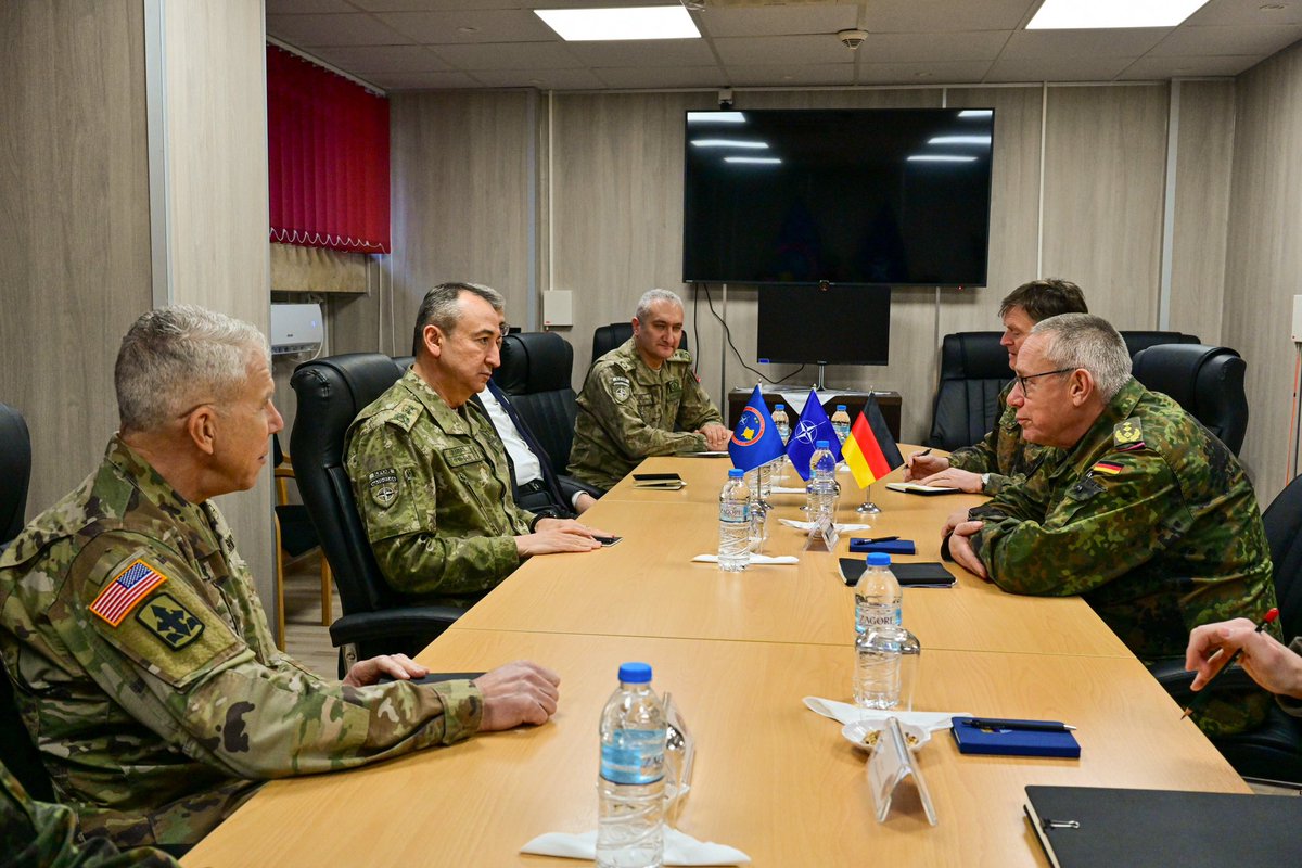 Today, Commander of the Bundeswehr Joint Forces Operations Command Germany, Lieutenant General Bernd Schütt 🇩🇪, paid a visit to the #KFOR Commander, Major General Özkan Ulutaş, at Camp Film City in Pristina.