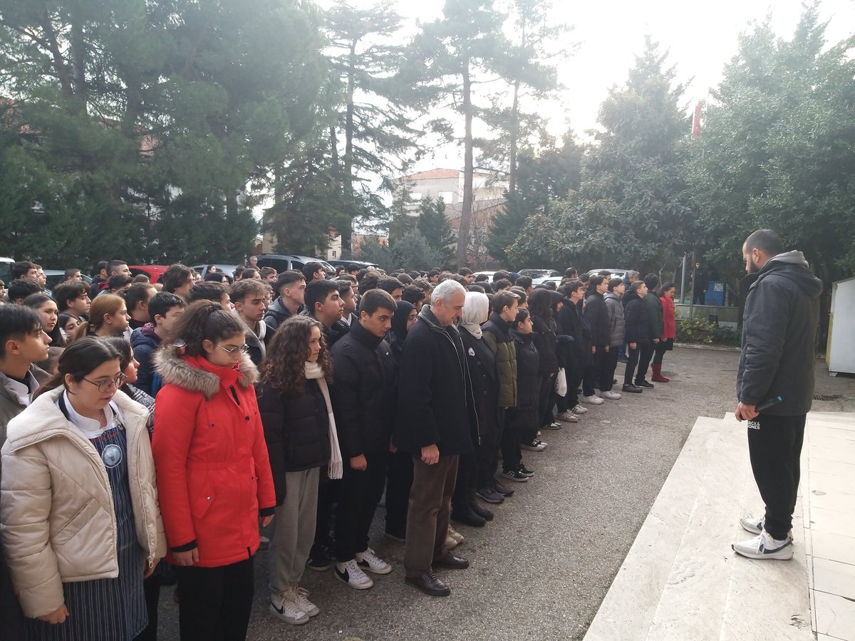 12 Ocak 2024 tarihinde şehit olan vatan evlatlarının aziz hatıralarını yaşatmak, minnetimizi göstermek ve yükselen yeni nesli ruhen, bedenen ve manen vatan sevgisiyle donatmak amacıyla 15 Ocak 2024 tarihinde bayrak töreni öncesinde 1(bir) dakikalık saygı duruşunda bulunduk.
