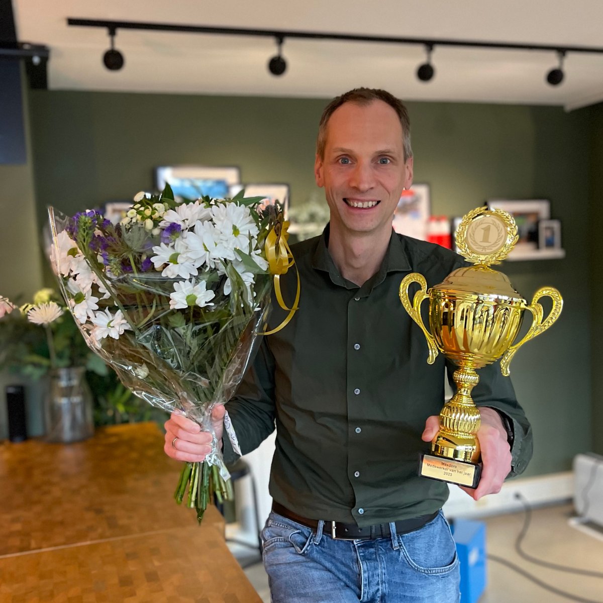 Maxdoro's tweet photo. Vandaag, nota bene op Blue Monday, is Maarten Kruit benoemd tot medewerker van het jaar 2023! 🏆

Van harte gefeliciteerd Maarten!  🎉

Ook werken bij Maxdoro? Check de vacatures: 👉👉 https://t.co/4lwD1gt6LW

#maxdoro #teamspirit #nobluemonday https://t.co/LnhViKoxot