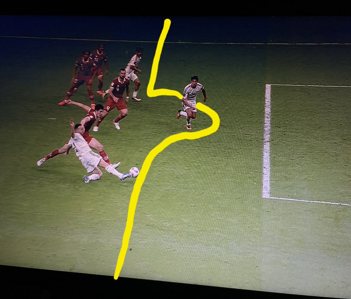 rdcls's tweet photo. @idextratime Maaf bang bukannya belain tp jelas ga offside, ini cm masalah perspektif 🙏 https://t.co/ofOJ2Ty6Qb