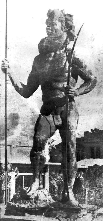 ivankebenitez's tweet photo. @SoyPabloMiguel @TurbiaDeMierda La historia es similar a otra que ocurrió en Resistencia mucho tiempo antes, si notamos que a la sociedad paqueta le encanta censurar el arte indígena. En este caso, caparon y tumbaron una estatua de un indio con bolas grandes. 

La pueden leer acá: https://t.co/aemFmwXucQ https://t.co/0AM4L6imeX