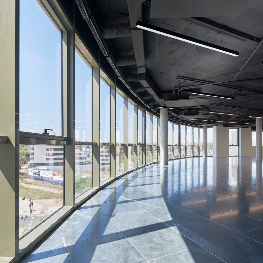 #Tucumán, recientemente rehabilitado, cuenta con amplios espacios flexibles inundados de luz natural, perfectos para adaptarse a cualquier forma de trabajo.

También dispone de espaciosas terrazas, ideales para desconectar y disfrutar del aire libre: inmocolonial.com/activos/edific…