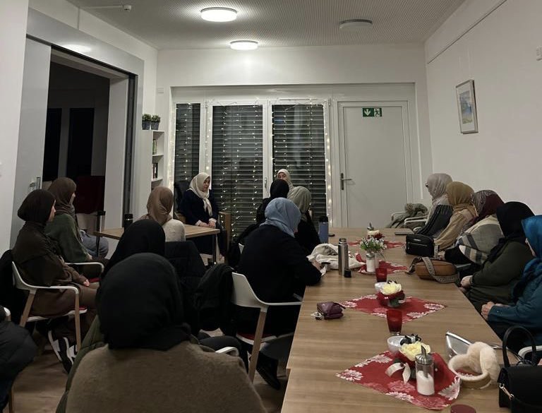 u_i_dwomenhq's tweet photo. UID Württemberg bölge kadın kolları her cuma günü olduğu gibi hanımlarla bir araya geldiler, program takvimlerini ve yakında başlayacak olan “Kişisel Gelişim Eğitim Seminerini” tanıttılar. Yeni katılan kadınlar ile hasbihal ve tanışma da gerçekleştirdiler.
#UIDWomen https://t.co/8ck3taqH0E
