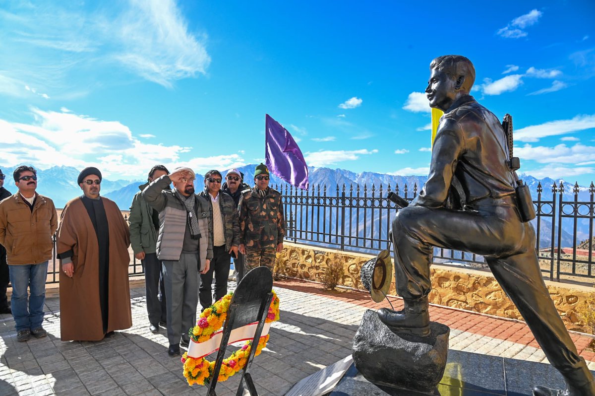 LAHDC_Kgl's tweet photo. To commemorate 76th #ArmyDay, HCEC @LAHDC_Kgl, Dr Mohd Jaffer Akhoon @drajaffer paid reverential tributes to those who made the ultimate #sacrifice in the line of duty at the War Memorial of #Point13620. https://t.co/RfnyYtMhsM